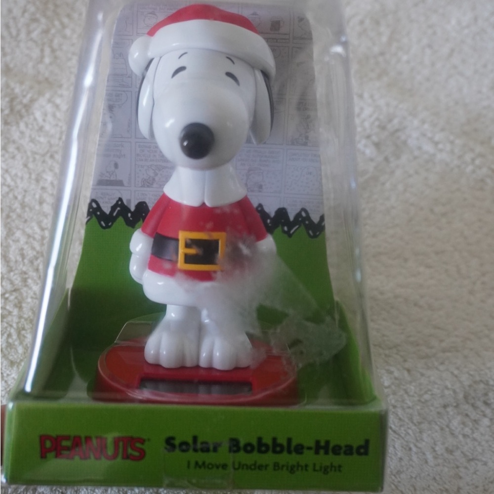 Peanuts Snoopy Solar Bobble-Head in Red and White